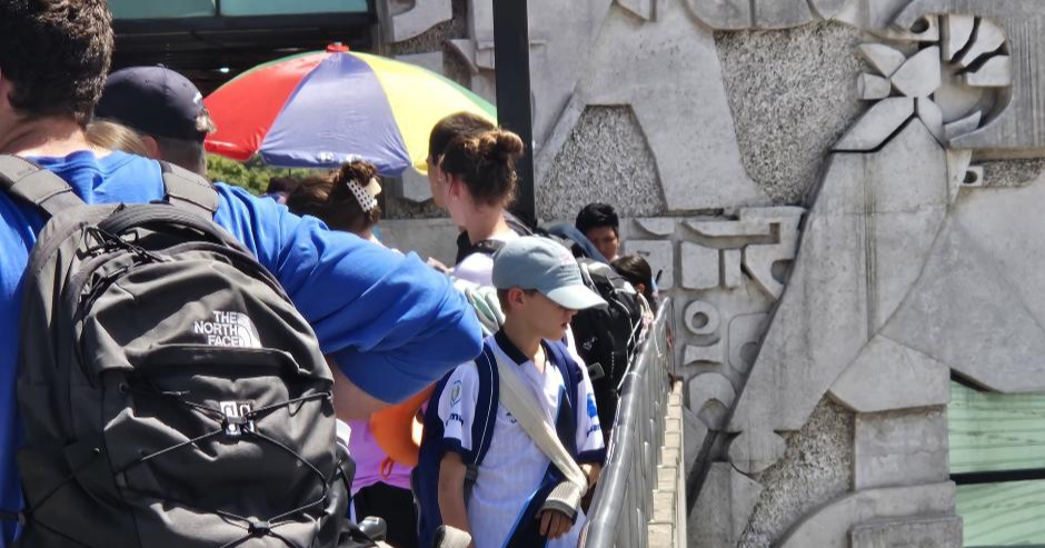 Instalan nuevas barandas en el Aeropuerto La Aurora para seguridad de visitantes