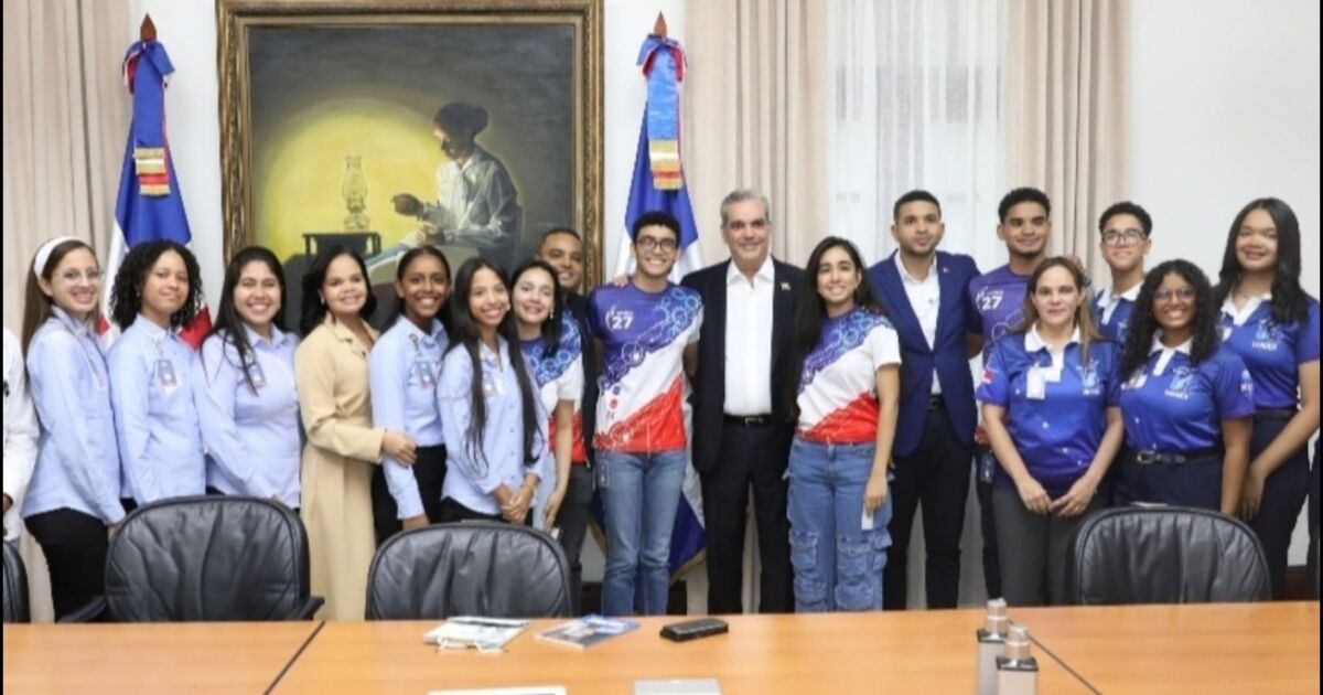 Estudiantes dominicanos que participarán en el NASA Human Exploration Rover Challenge 2025 son recibidos por el Presidente Abinader