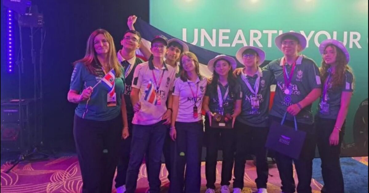 Selección Nacional gana 2 premios en final mundial de STEM Racing en Singapur