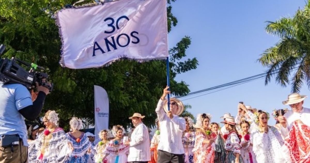 Una Década de Tradición: Global Bank celebra diez años en el desfile de las Mil Polleras