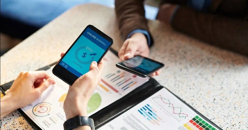 La banca fortalece la confianza de sus clientes con tecnología de seguridad electrónica y análisis inteligente