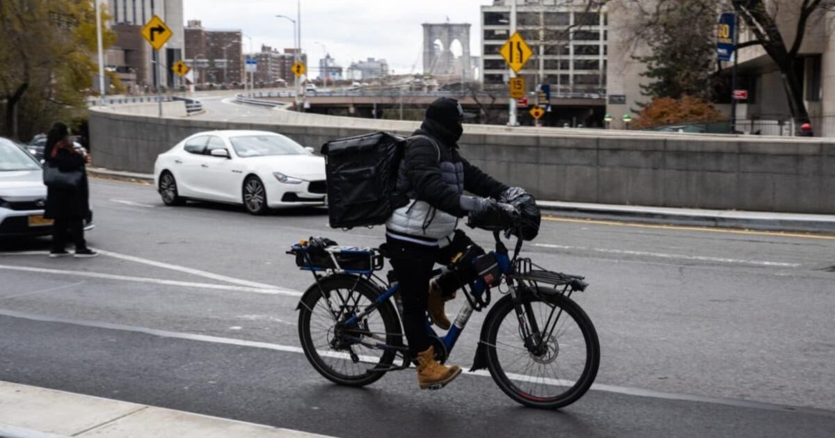 Nueva York presenta puertos públicos de carga de bicicletas eléctricas para repartidores