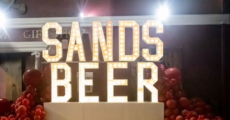 Sands Beer corona a los campeones de Drink & Win con una gran celebración en Smuggler's Square