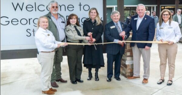 El DNR de Georgia celebra las renovaciones en el centro de visitantes de un parque estatal