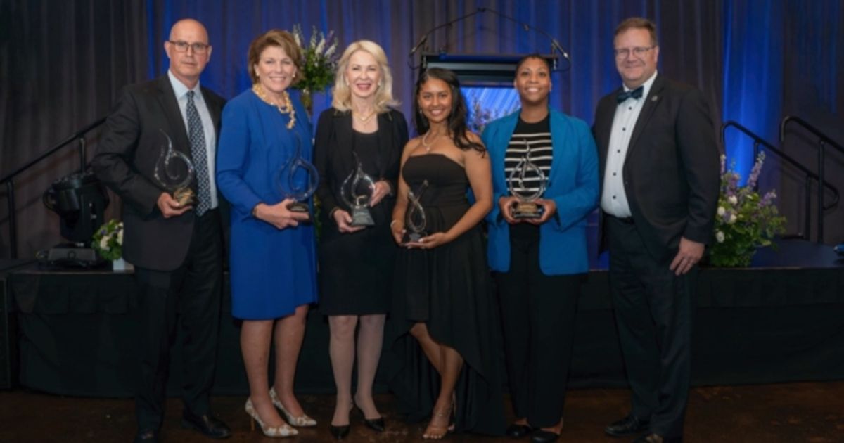 Robinson College honra a cinco líderes empresariales en la celebración de los premios Alumni Awards