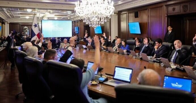 Consejo de Gabinete autoriza cambios en concesiones de servicios móviles por concentración económica