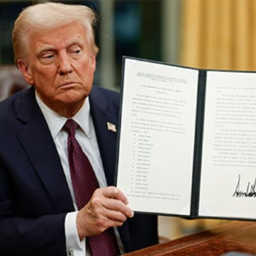 El presidente Donald Trump firma una orden ejecutiva para desclasificar los archivos del asesinato de JFK