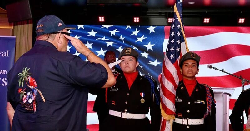 Carnaval da la bienvenida a 100 veteranos por el Día de los Veteranos