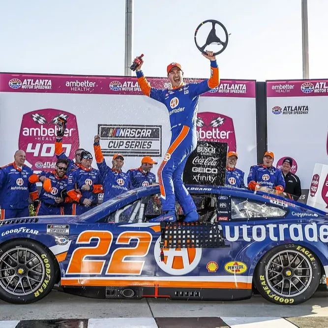 Logano gana en Atlanta con un último rebase a Keselowski