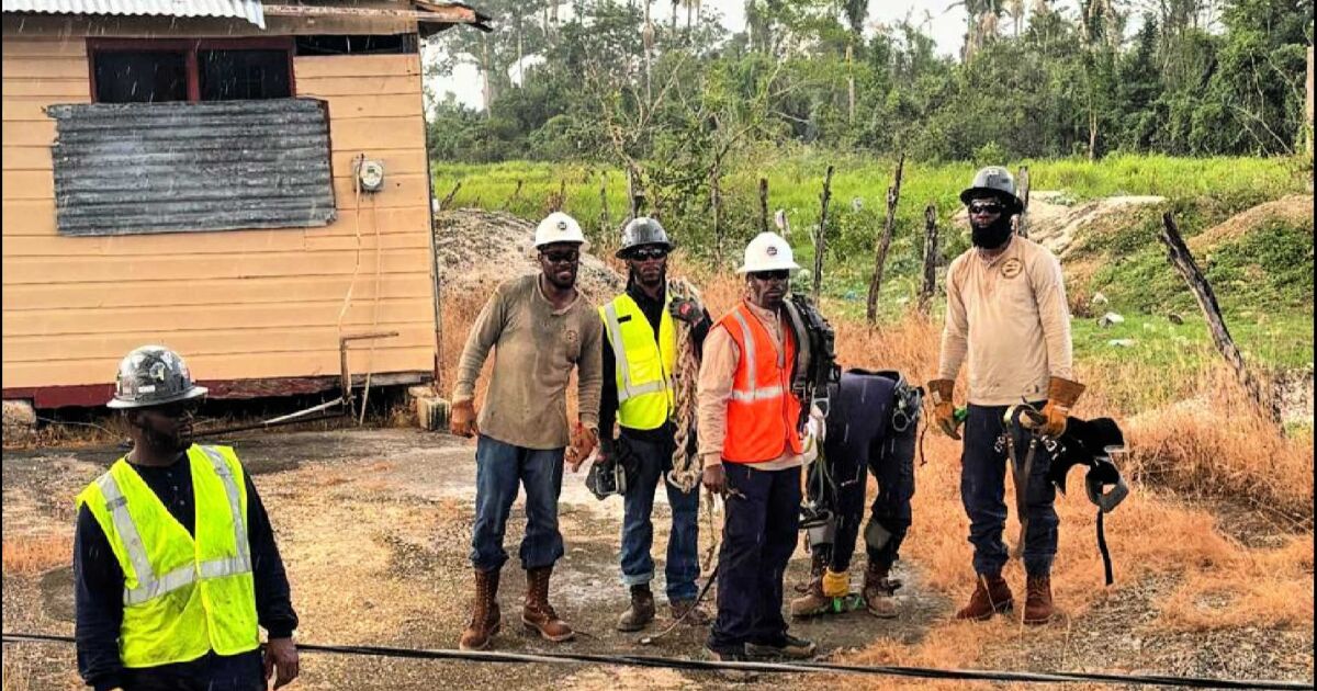 En Jamaica, los linieros de WAPA intercambian habilidades y construyen resiliencia regional