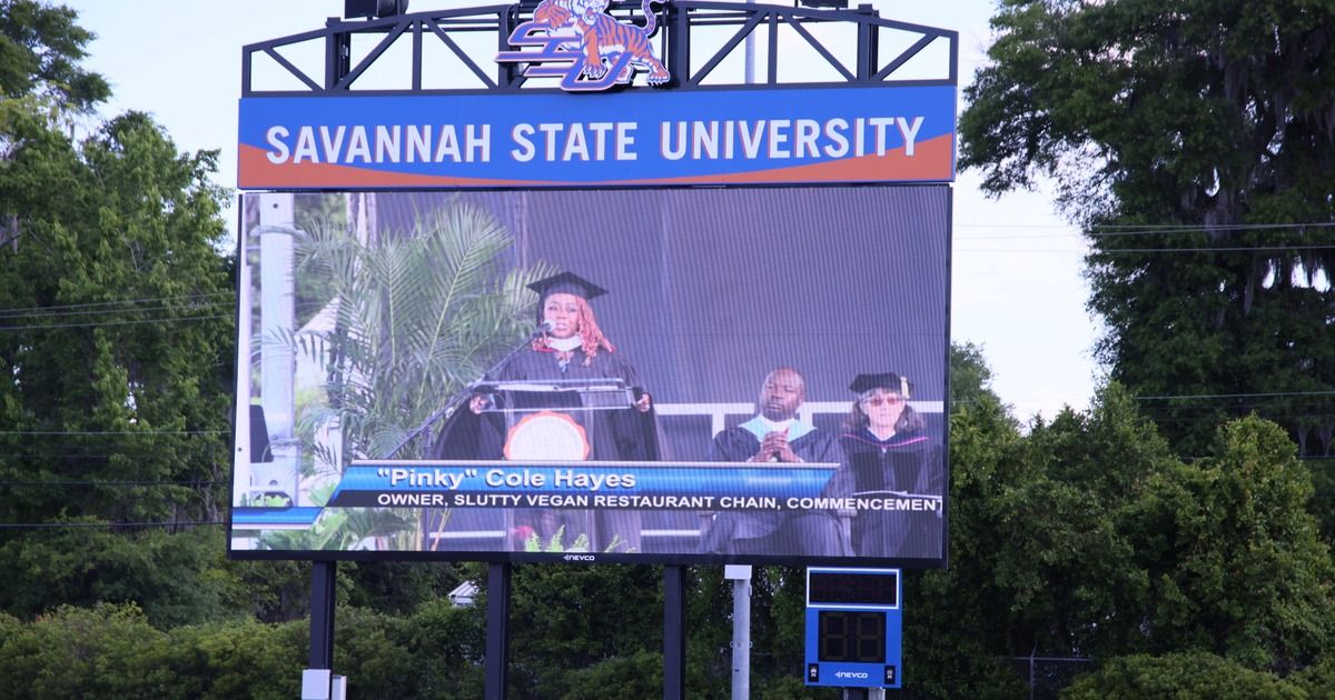 Soporte de Inicio Empresarial conceden a graduandos en ceremonia de la Universidad Estatal de Savannah