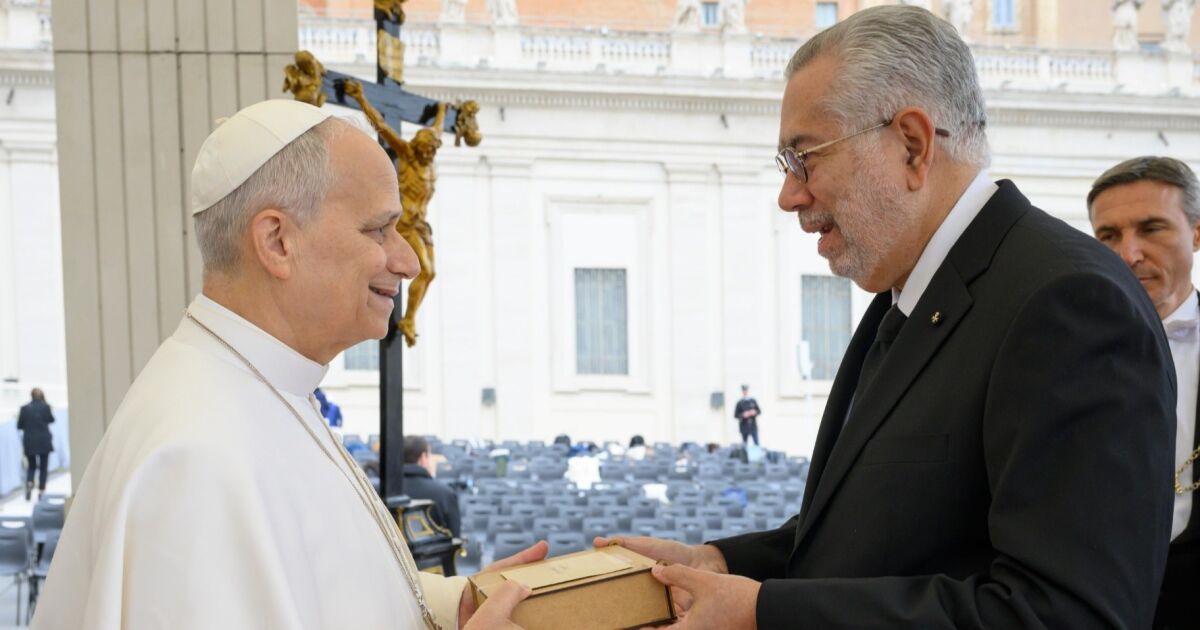 Embajador de la Orden de Malta en la República Dominicana entrega al Papa León XIV réplica de la piedra angular de la Catedral Primada de América