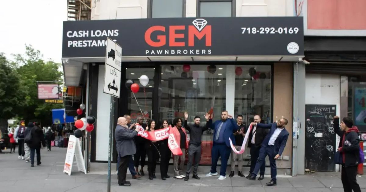 Gem Pawnbrokers corta la cinta en su nueva ubicación en el sur del Bronx