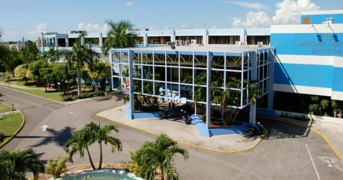 Primer Ministro Holness afirma que el NHT ofrecerá más apoyo a los jóvenes jamaicanos