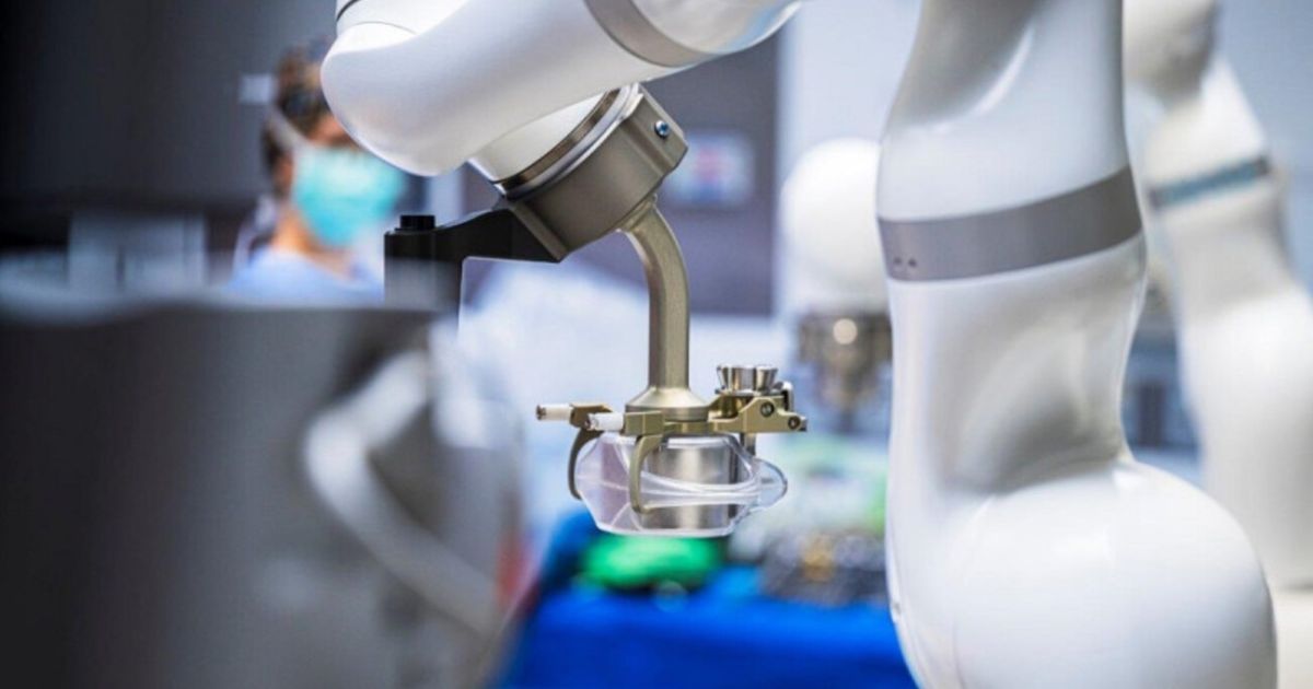 Hospital utiliza robot con tecnología magnética para cirugía bariátrica