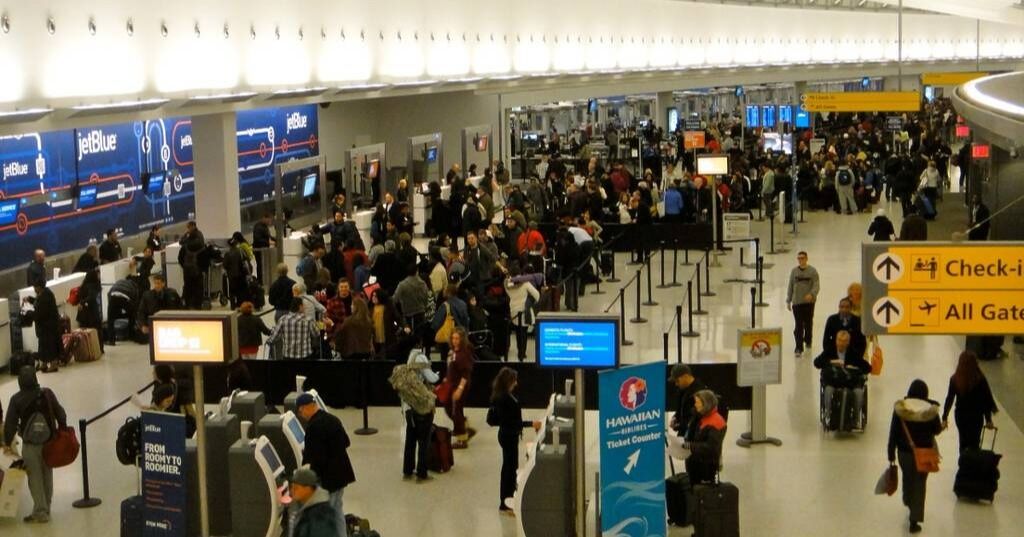 Expertos predicen un récord de 82 millones de estadounidenses que viajarán durante el período festivo de Acción de Gracias