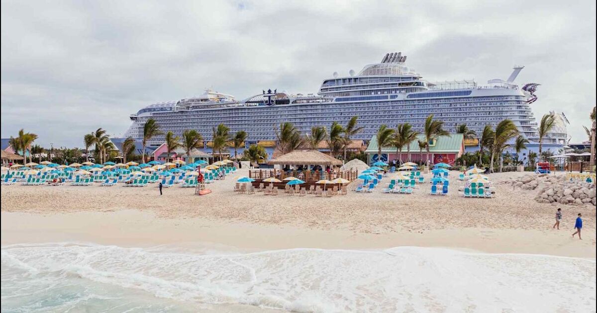 Royal Caribbean acaba de abrir un club de playa privado en las Bahamas con el bar en la piscina más grande del mundo: lo que debe saber