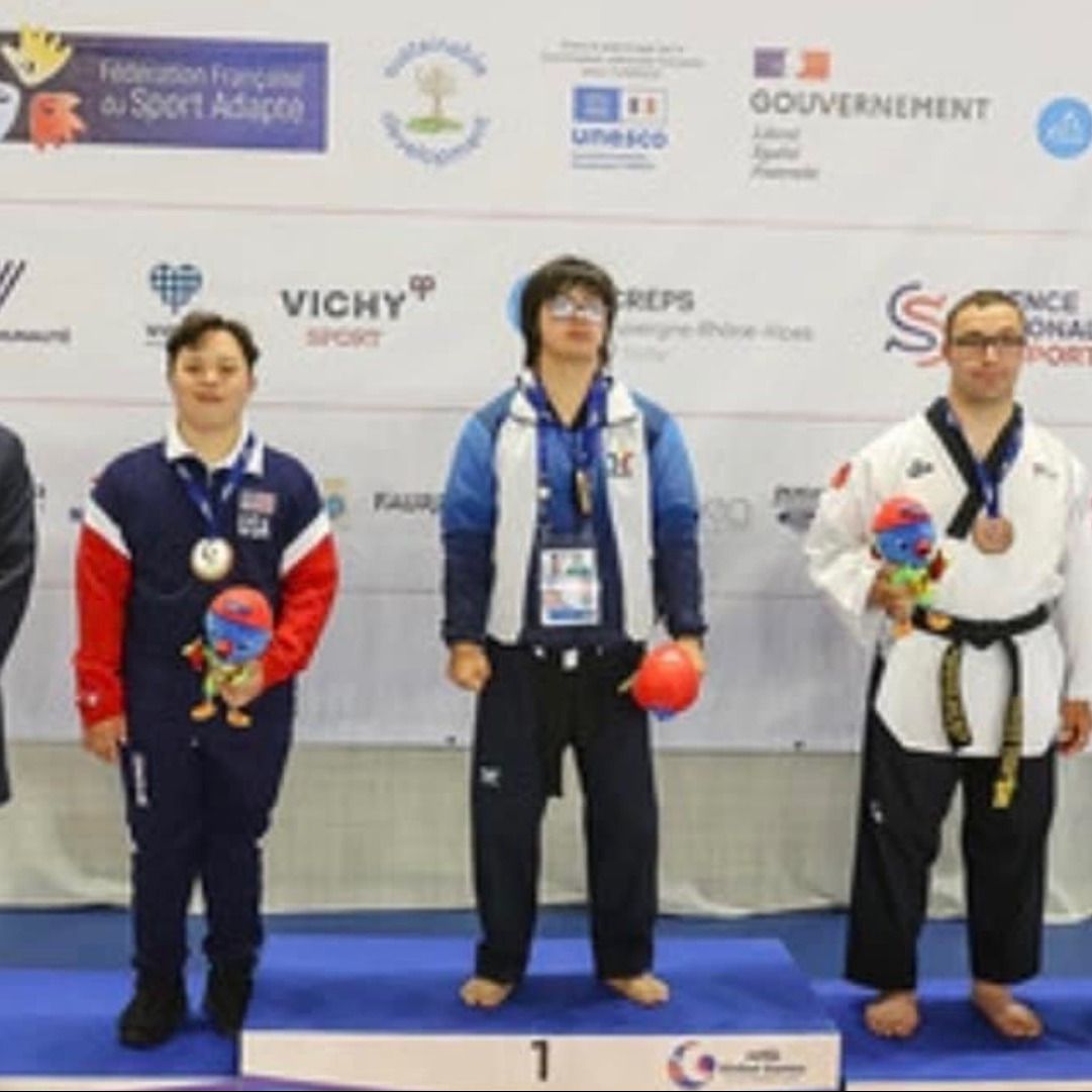 Atleta paralímpico de Atlanta gana medalla de plata representando a los Estados Unidos en los Virtus Global Games en Francia