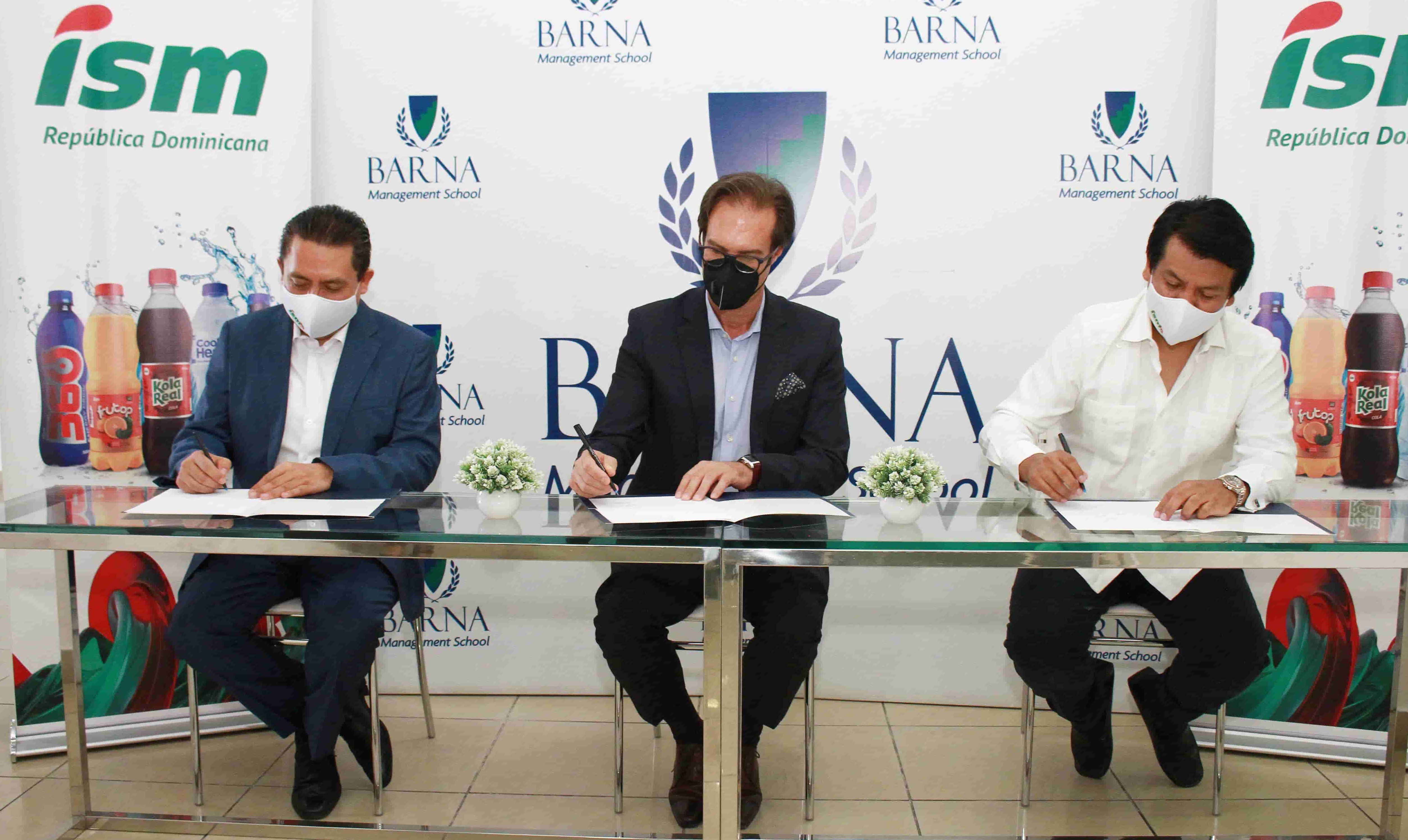 Industrias San Miguel firma acuerdo Institucional con Barna Management Schoo