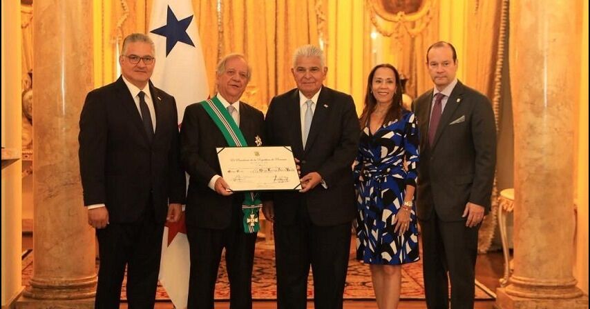 Mulino condecora a Sergio Abreu, figura clave para que Panamá entre al Mercosur