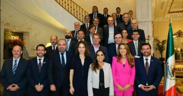 Fitur: Lezama posa con los dueños hoteleros de QRoo y abordan retos