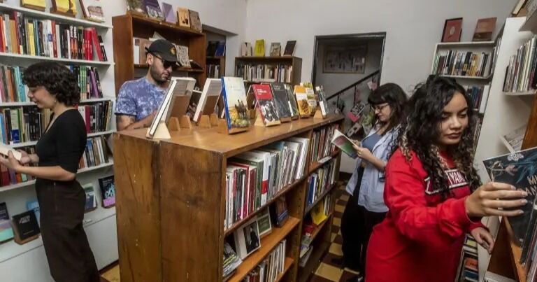“La noche como excusa y espíritu”: Medellín vivirá su primera Noche de Librerías con lectura, música y fiesta