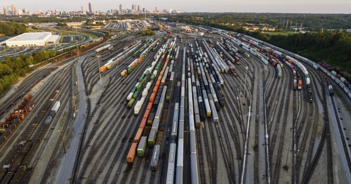 Union Pacific y Norfolk Southern, con sede en Atlanta, confirman las conversaciones de fusión para crear un ferrocarril de costa a costa