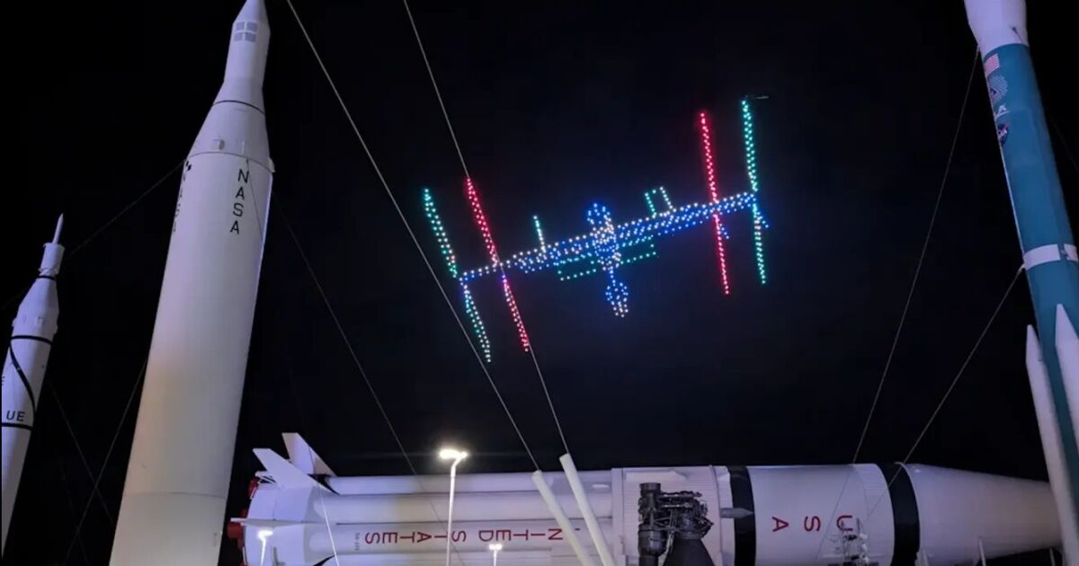 El Complejo de Visitantes del Centro Espacial Kennedy añade espectáculo de drones a la celebración navideña