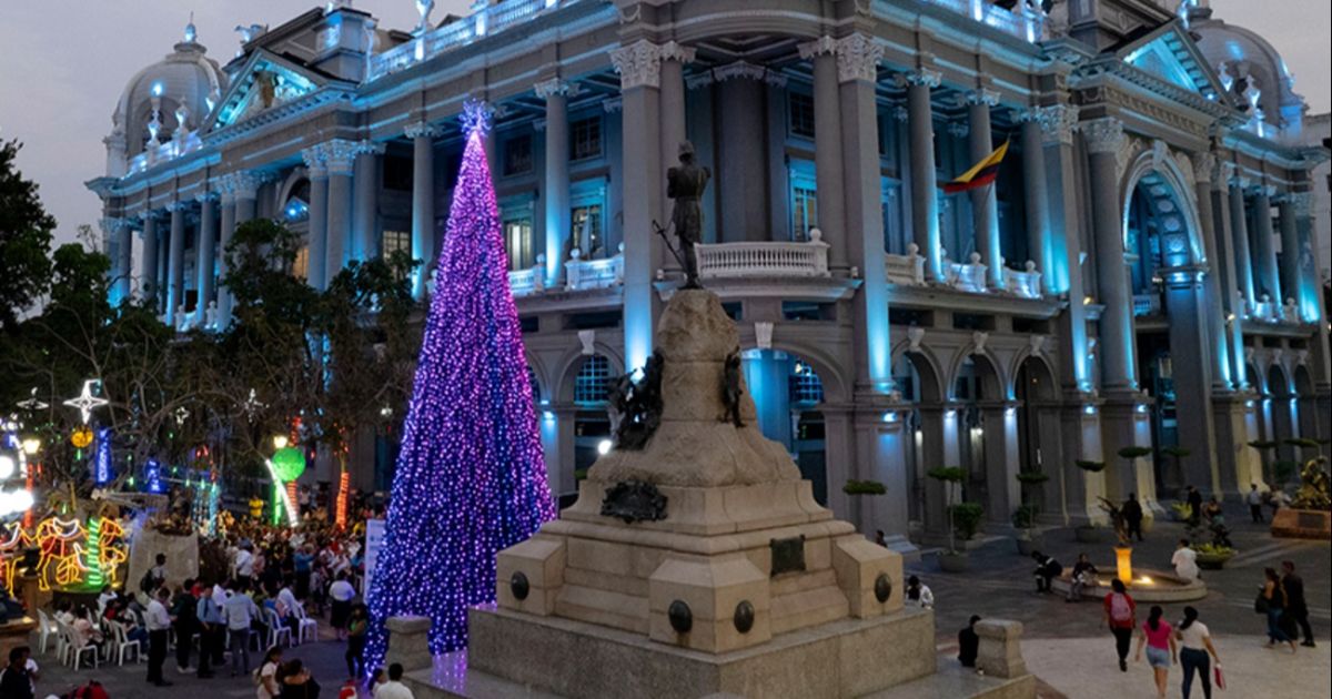 Colores de la navidad iluminan la Plaza de la Administración