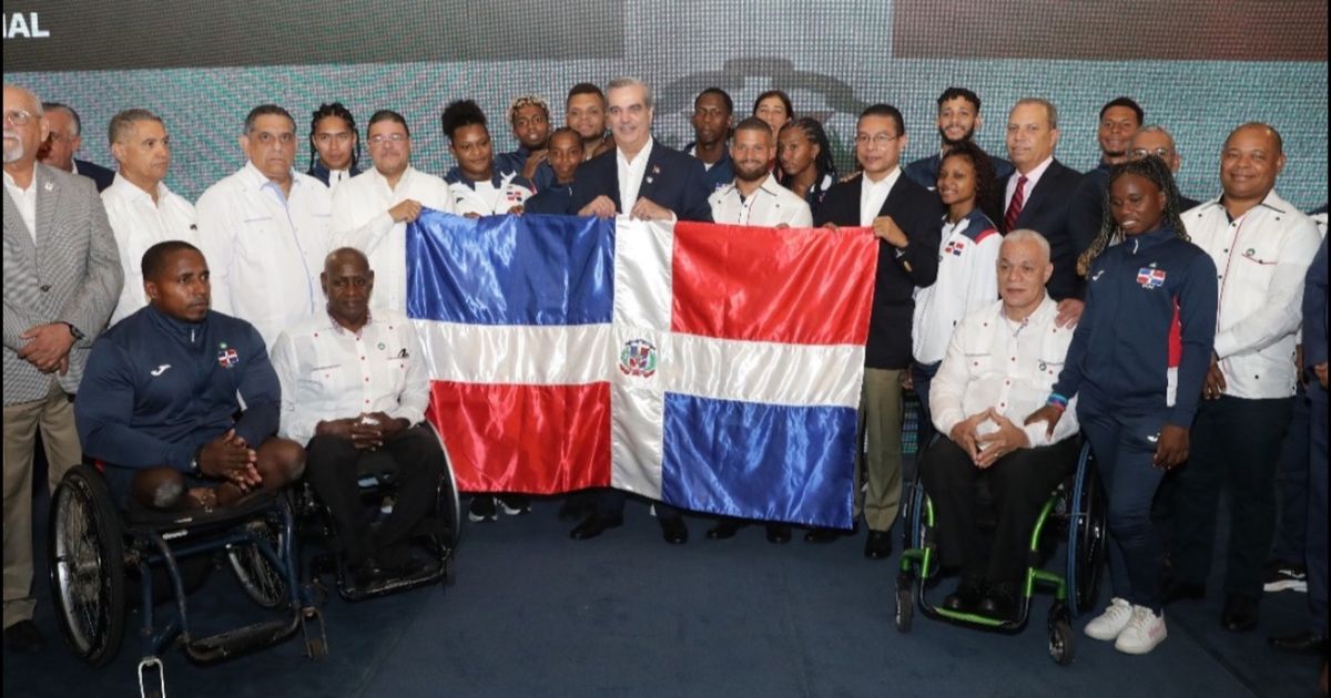 Reciben estandarte nacional delegación de 57 atletas dominicanos rumbo a las Olimpiadas de París 2024