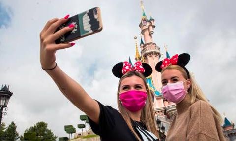 Disneyland París reabre tras la pandemia con mascarilla y con fe en el futuro