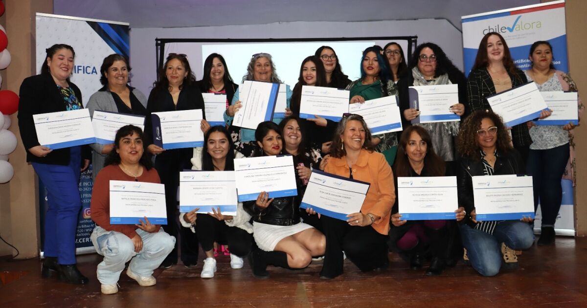 Vecinas de Quintero reciben certificación laboral en oficios de electricidad, gasfitería y climatización