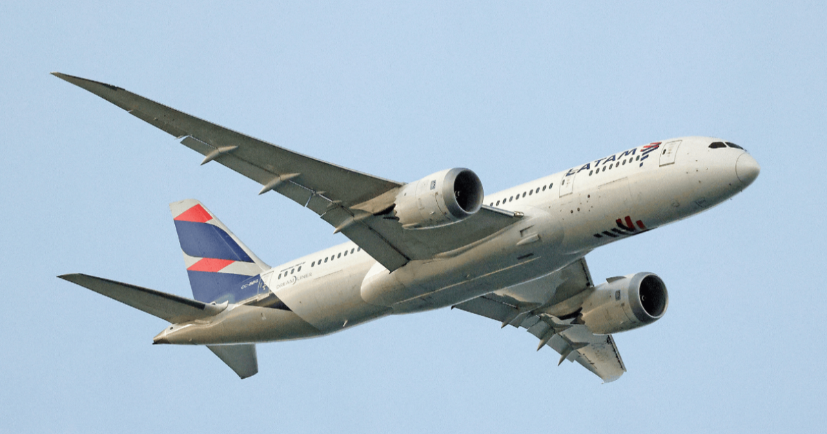 LATAM Airlines duplica sus ganancias en el primer trimestre, mejora previsiones
