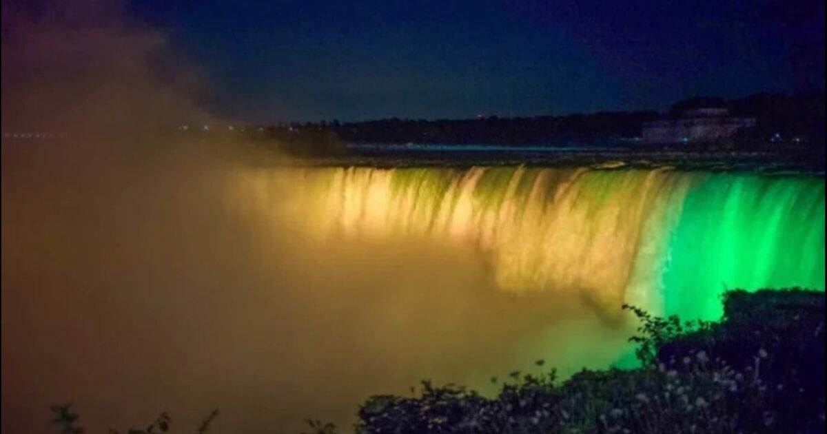 Las cataratas del Niágara se iluminaron con los colores de Jamaica para conmemorar los 60 años del programa de trabajo agrícola