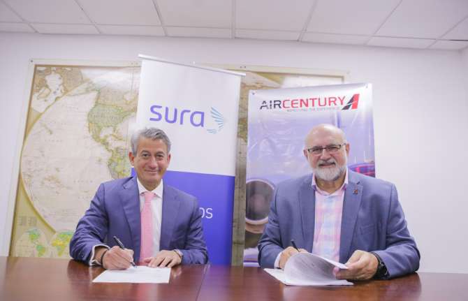 Air Century y Seguros SURA realizan alianza comercial para ofrecer seguro de asistencia en viajes