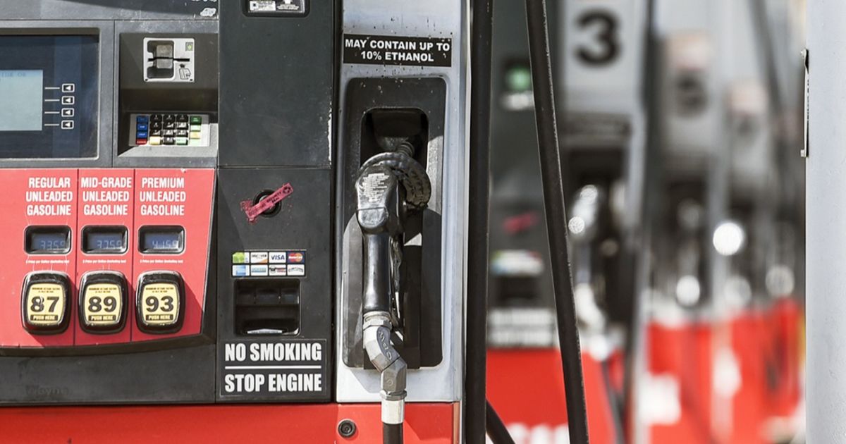 Los precios de la gasolina en EE. UU. están cayendo y podrían alcanzar el precio más barato del Día de Acción de Gracias desde 2020