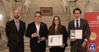El premio Golden Scissors de la CFIB se otorga a Alberta por acelerar la aprobación de permisos