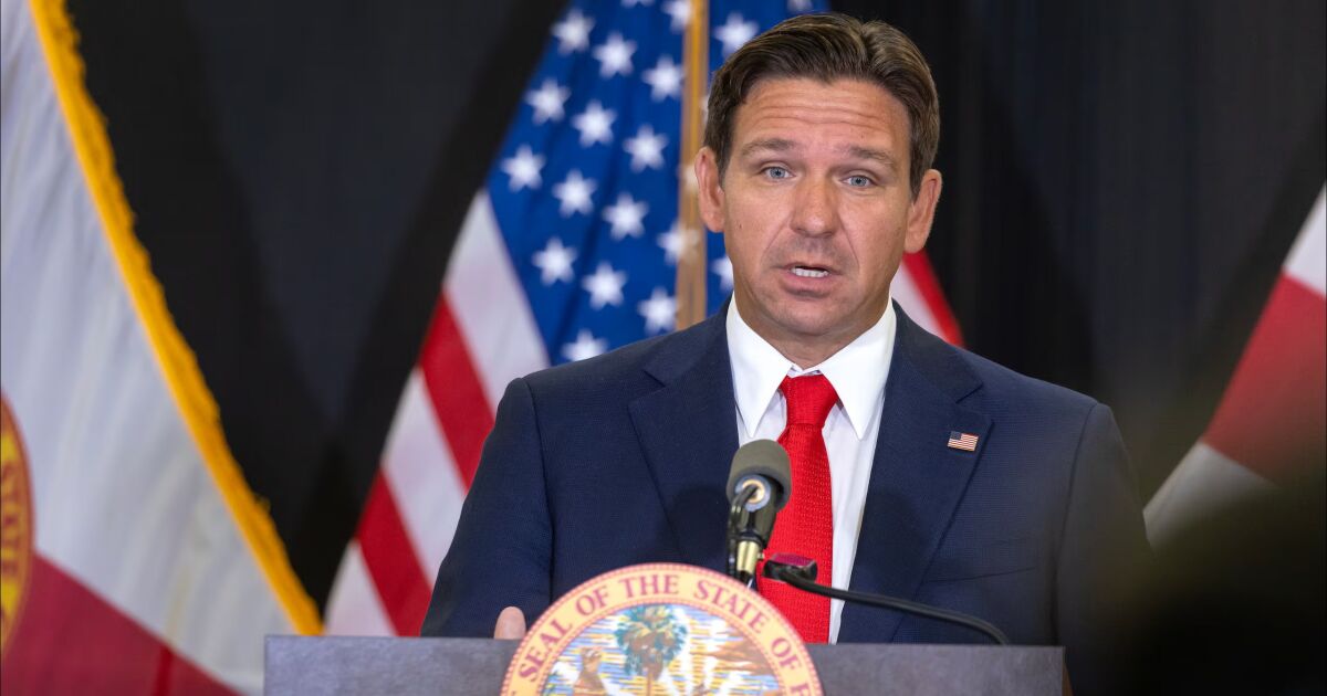 Ron DeSantis firma proyectos de ley de protección costera y anuncia mejoras en el muelle del puente Sunshine Skyway