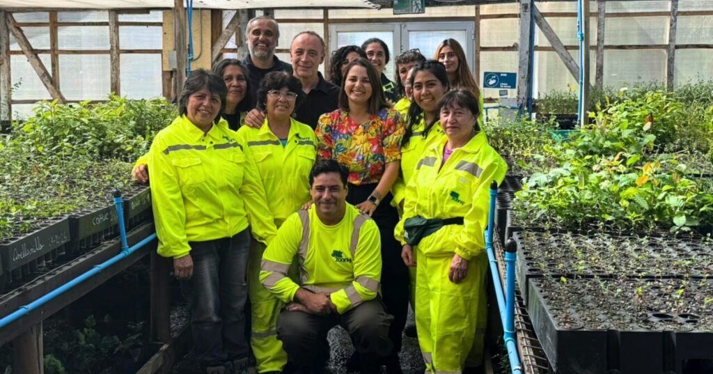 CONAF y Municipalidad de Valdivia renuevan convenio para fortalecer producción de especies nativas