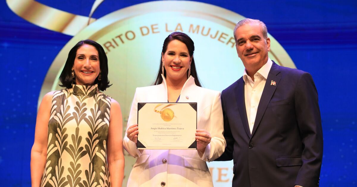 Embajadora Angie Shakira Martínez recibe la Medalla al Mérito de la Mujer Dominicana 2026 por su trayectoria en el servicio diplomático