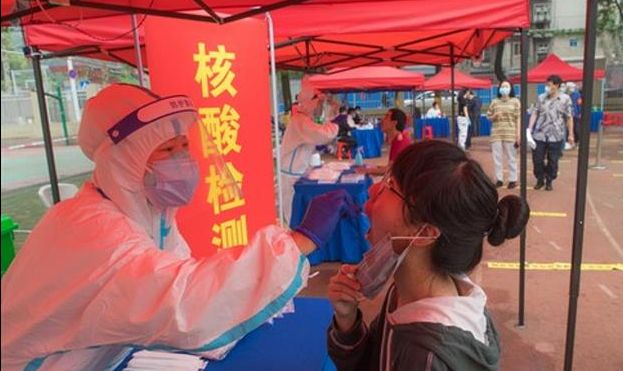 China pone en cuarentena un condado de 400.000 personas por un rebrote de covid-19 “extremadamente severo”