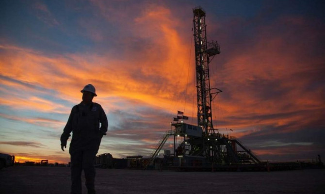 El petróleo de Texas sube 1.2% gracias a debilidad del dólar e inventarios