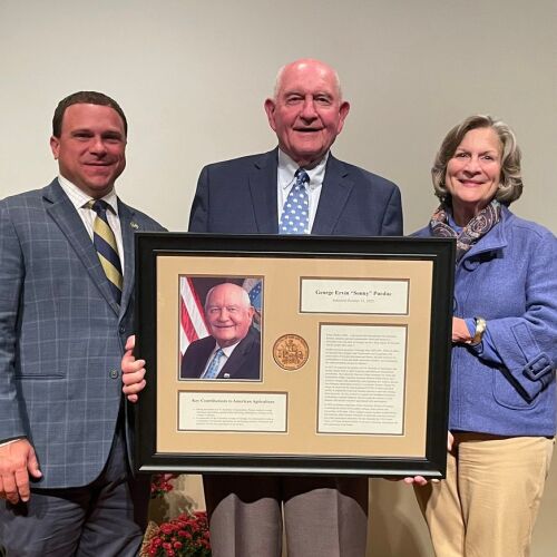 El rector Sonny Perdue ingresa al Salón Nacional de la Fama de la Agricultura