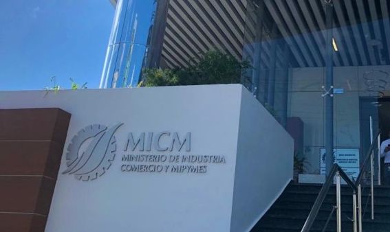 MICM y la AACID entregan más de un millón de pesos para capital semilla a mujeres emprendedoras de provincias fronterizas
