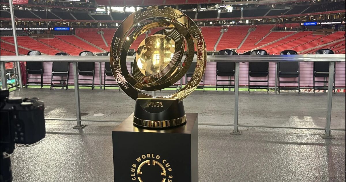 El trofeo de la Copa Mundial de Clubes de la FIFA visita Atlanta y la ex estrella argentina deleita a los fanáticos