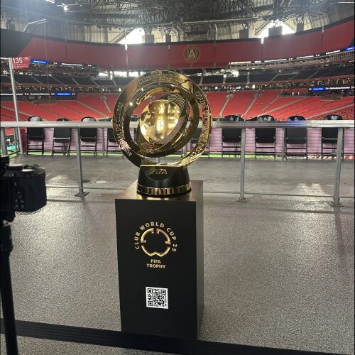 El trofeo de la Copa Mundial de Clubes de la FIFA visita Atlanta y la ex estrella argentina deleita a los fanáticos