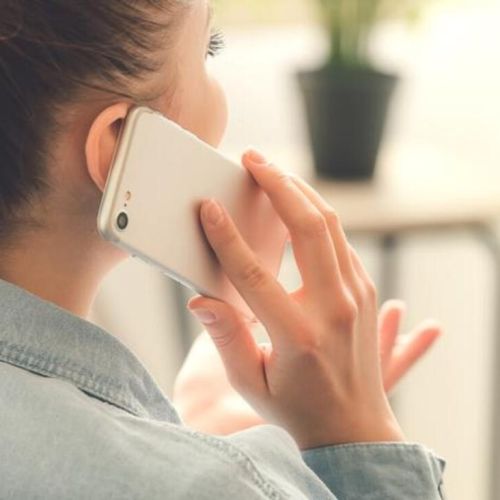 FCC busca ilegalizar las llamadas automáticas generadas por IA