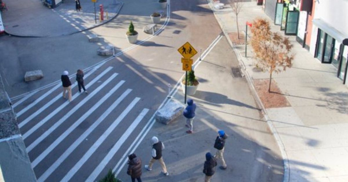 Inauguran nueva plaza y mejoras en seguridad peatonal en calle en Inwood