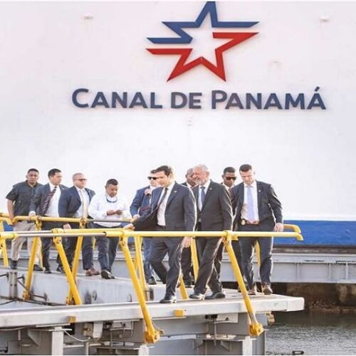 ¿Cuántos barcos de guerra estadounidenses cruzan el Canal de Panamá?