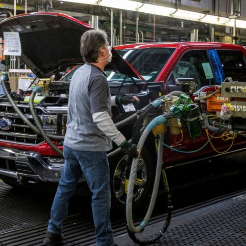 Acciones de la industria automotriz mundial se hunden tras anuncio de arancel del 25% de Trump